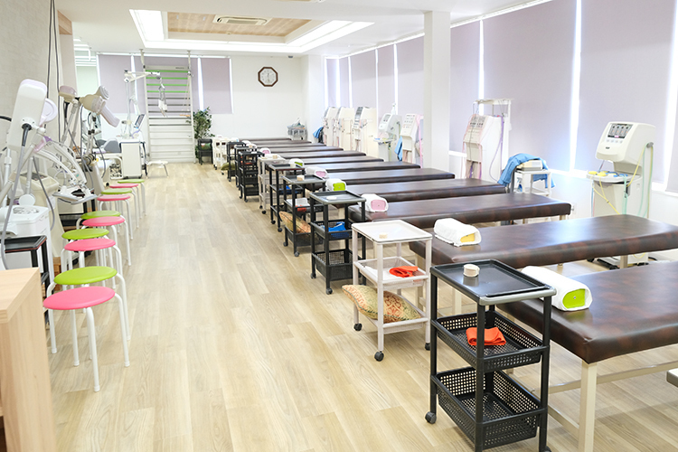 そぶえ整形外科弥富 弥富市 リハビリテーション室のベッド増床を図り、より快適な院内へ