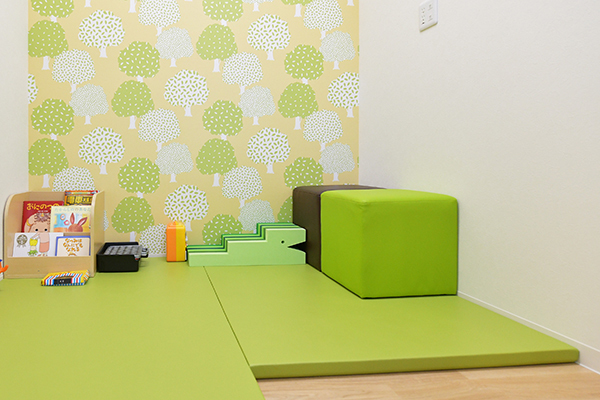 柳田皮フ科 一宮市 子ども用の診察室。心身ともに安心な造りに