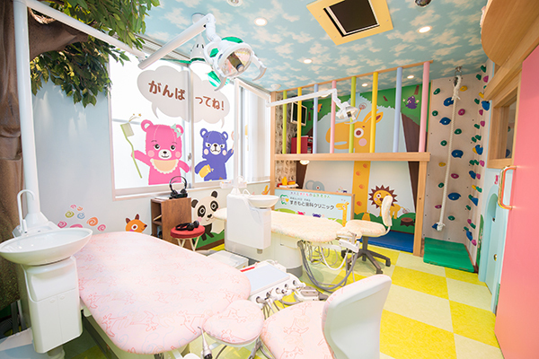 すぎもと歯科クリニック 練馬区 保護者の診察中は、キッズルームの様子をモニターで確認できる