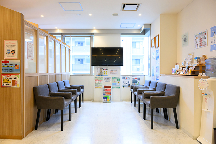 ふなばしキッズデンタル　きたならエキ歯科＆矯正・小児歯科船橋クリニック 船橋市 広々とした待合スペース。ベビーカーでの来院も可能
