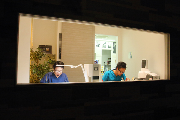 本町通りデンタルクリニック 大阪市中央区 クリニックには技工所も併設されている