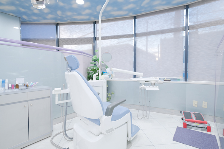 バイオデンタルクリニック 吹田市 青空柄の天井で明るい雰囲気の受付