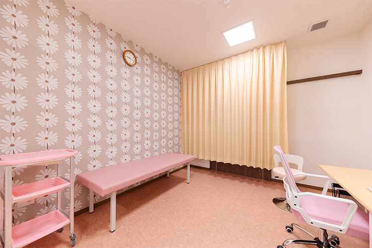 アイ内科クリニック 宮崎市 ポップなテイストでコーディネートされた診察室
