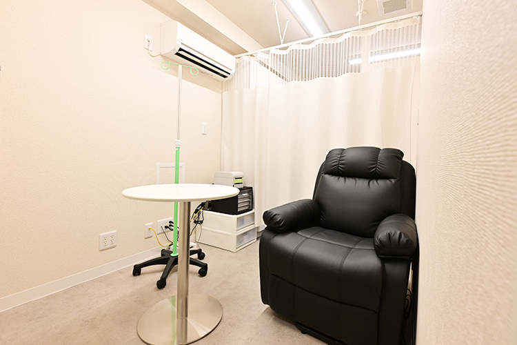 新橋睡眠・内科クリニック 港区 処置室では、CPAPの使用方法について丁寧に説明をする