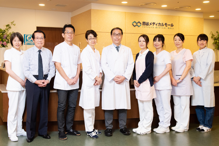 ふたばクリニック 新宿区 明るいスタッフが連携を取り診療にあたる