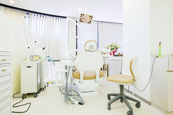 グリーン矯正歯科 一宮市 窓からは光がよく入り明るい雰囲気だ