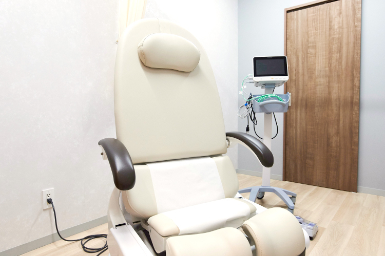 麻布十番たちばな泌尿器科・皮膚科クリニック 港区 カーテンのある検診室。患者のプライバシーへ徹底的に配慮