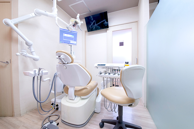 こまむら歯科クリニック 調布市 仕切りによりプライバシーに配慮された清潔な診療室