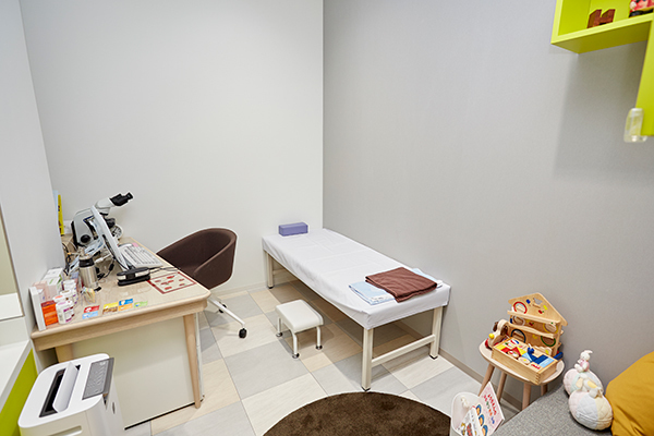 ファミリアメディカル神戸クリニック 神戸市中央区 内装にもこだわった完全個室の診察室