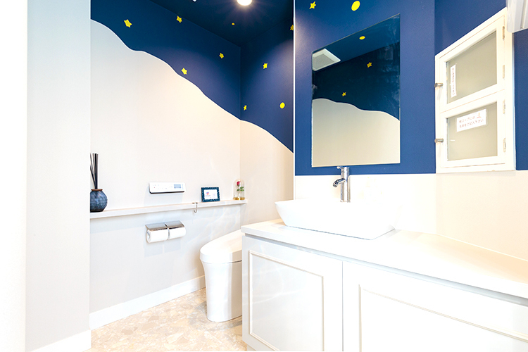 池田産婦人科医院 京都市伏見区 待合室・診察室・トイレに至るまで童話がテーマのおしゃれな内観