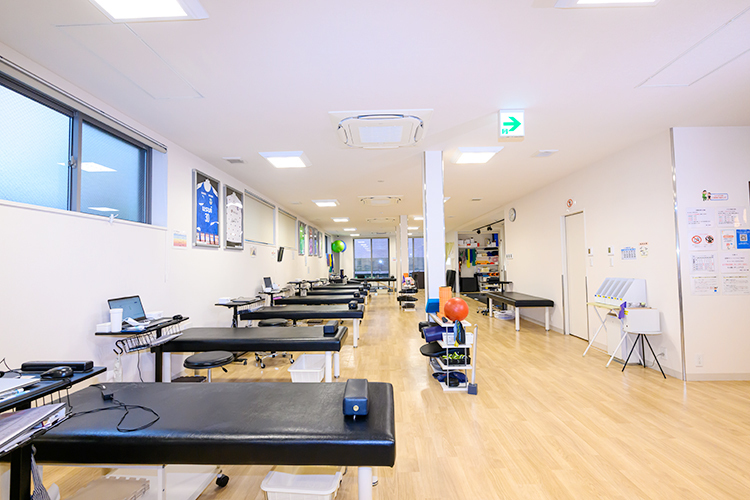 えこだ駅前 山田整形外科 練馬区 理学療法士が広々とした空間でリハビリテーションを行う