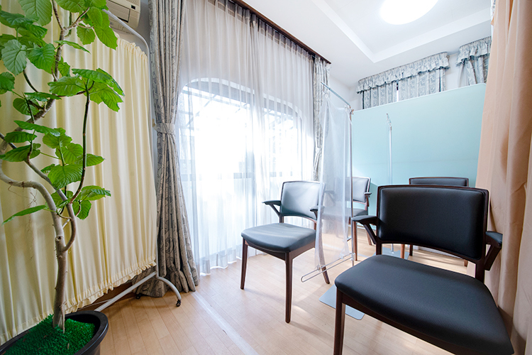 中野ひだまりクリニック 中野区 飛沫感染防止用の仕切りを設置するなど、感染症対策を行っている