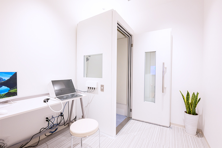 大阪なんばJUN耳鼻咽喉科 大阪市浪速区 聴覚検査室は清潔感のあふれる白を基調とした造りになっている