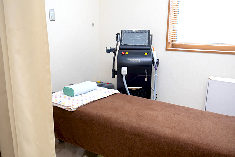 皮膚科ちえこクリニック 高岡市 カーテンで仕切られた、施術スペース