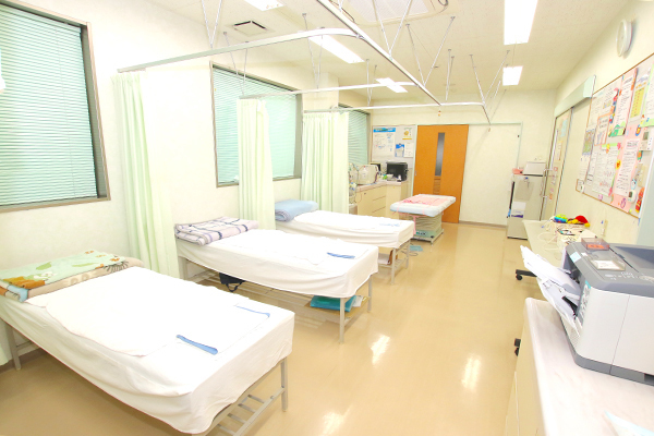 こどもクリニック・パパ 豊田市 明るく清潔感のある処置室