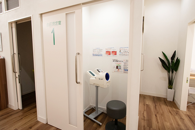叶澤メディカルクリニック ふじみ野市 血圧測定室では自宅と同じ感覚でリラックスして測ることができる