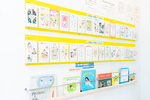 えびす子どもクリニック 北九州市小倉北区 待合室の壁にはさまざまなリーフレットと絵本が並んでいる