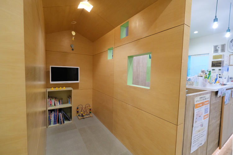 森田歯科クリニック 富田林市 受付から見守りやすい小窓を設けたキッズスペース