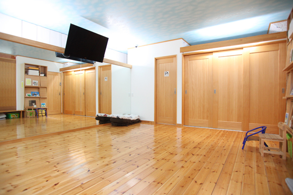 ケンタ デンタルクリニック 西春日井郡豊山町 待合室にあるキッズスペースとは別に、大きなキッズルームも完備