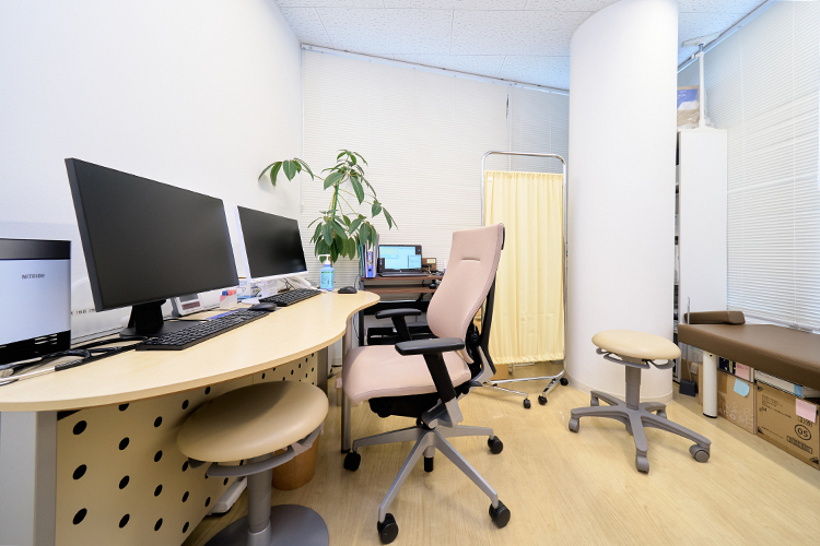 さいとうクリニック 横浜市泉区 処置室。各種検査機器をそろえている