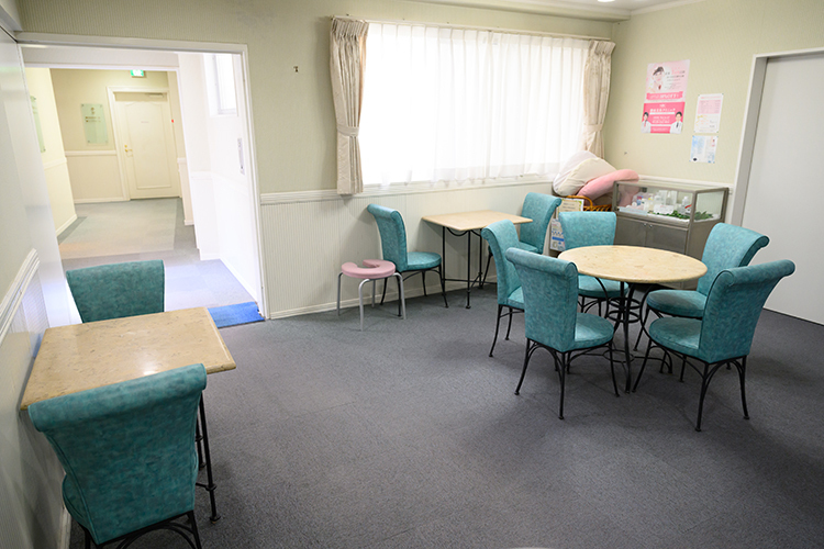 三枝産婦人科医院 江戸川区 ホテルを思わせる面会室も設けている
