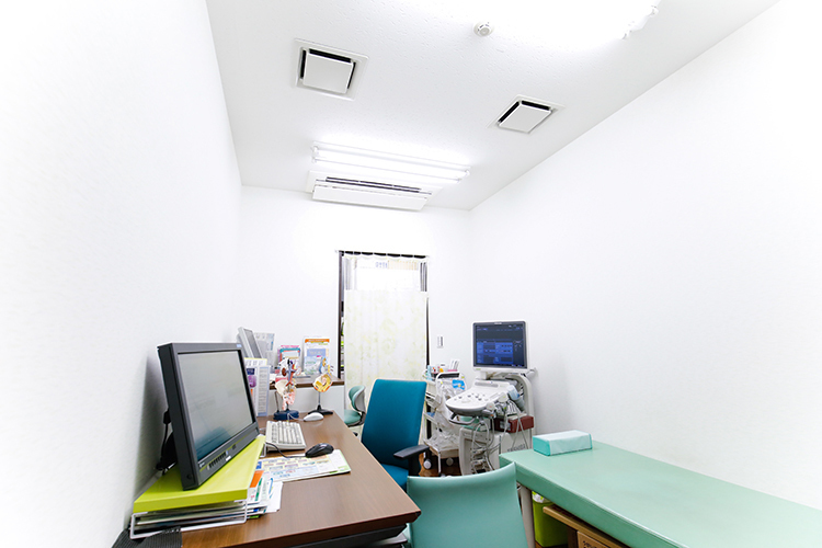 湘南台 腎泌尿器・漢方クリニック 藤沢市 診療室の天井には空調設備を備えており、換気を徹底