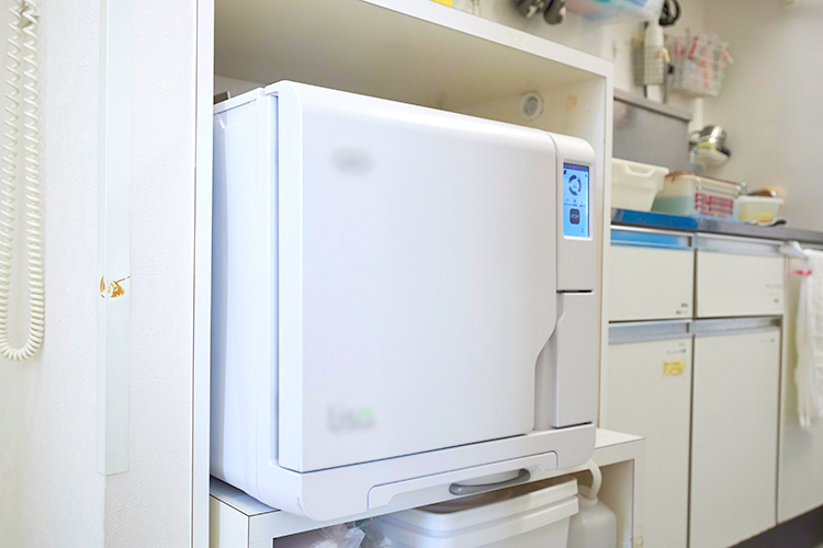 ルトゥール歯科診療室 横浜市港北区 治療器具を滅菌する滅菌機。感染症の予防にも力を入れる