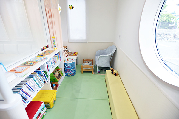 おおにし耳鼻咽喉科クリニック 枚方市 キッズルームもある院内は、子ども連れの母親にも優しい造り