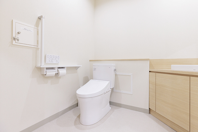 赤塚内科 伊賀医院 板橋区 清潔感のある広々としたトイレ