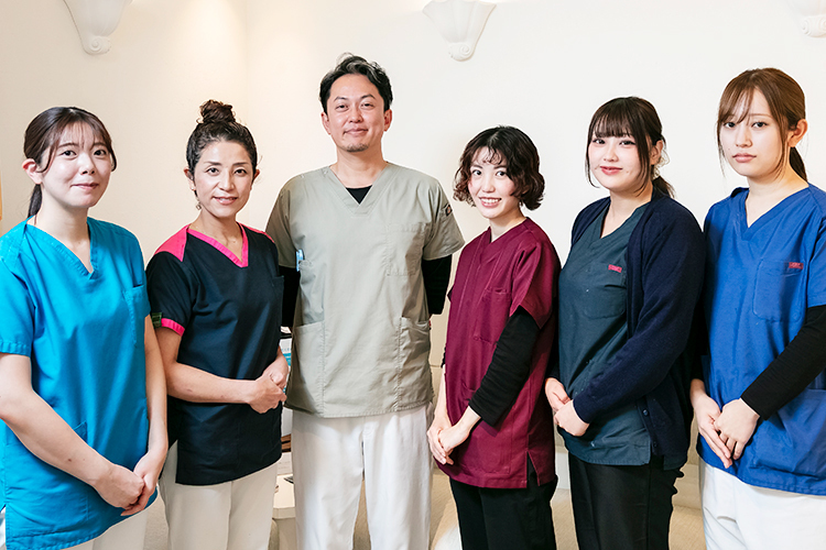 クレア歯科医院 江戸川区 スタッフ全員が密に連携して診療を行っている