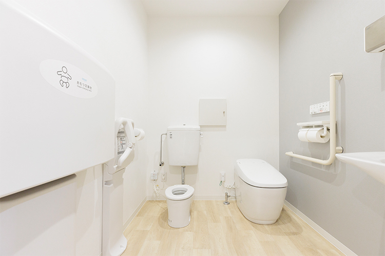 細井ファミリークリニック さいたま市南区 トイレにはおむつ交換台完備のため、子連れも安心