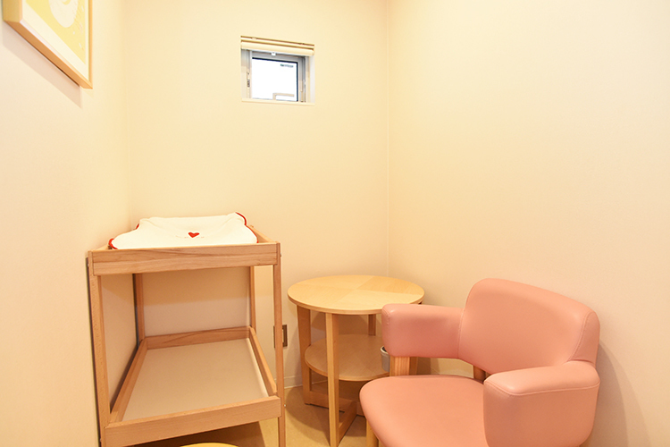 にしかわこどもクリニック 大阪市平野区 授乳やおむつ交換も安心してできるようスペースを用意