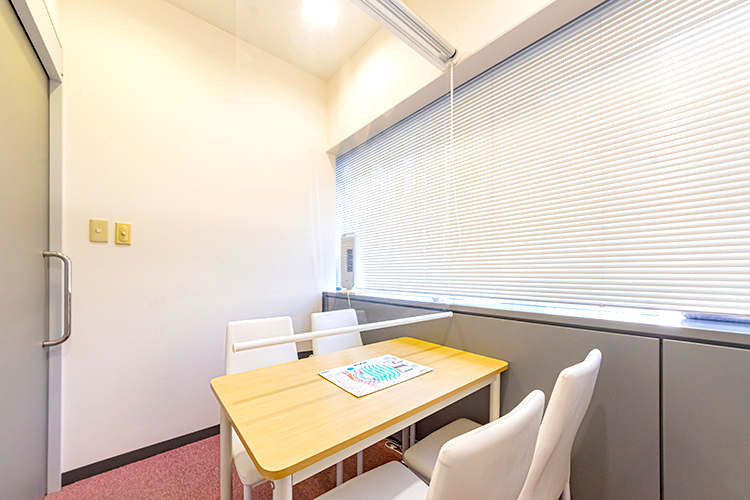 みなとみらいアイクリニック 横浜市西区 コンサルテーションルーム。感染症対策のパーティションを設置