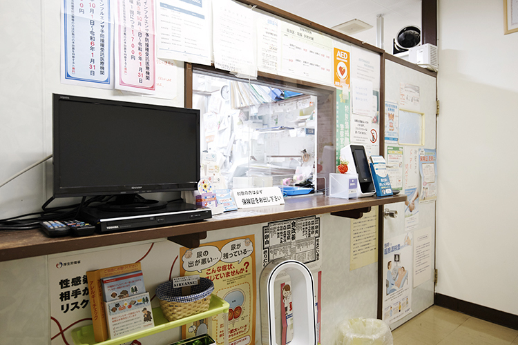 信濃町診療所 Clinica Medica 新宿区 受付。膀胱炎や前立腺肥大症、前立腺炎などの治療が得意