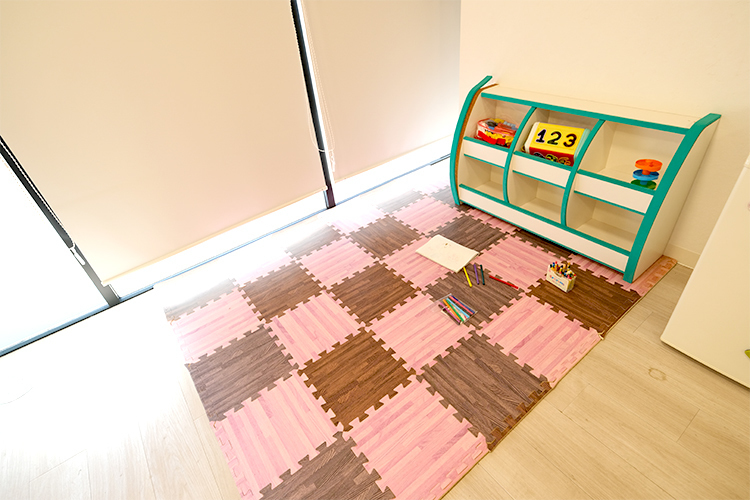 航空公園オアシス歯科クリニック 所沢市 親の治療中に遊んで待てるキッズスペースも用意している