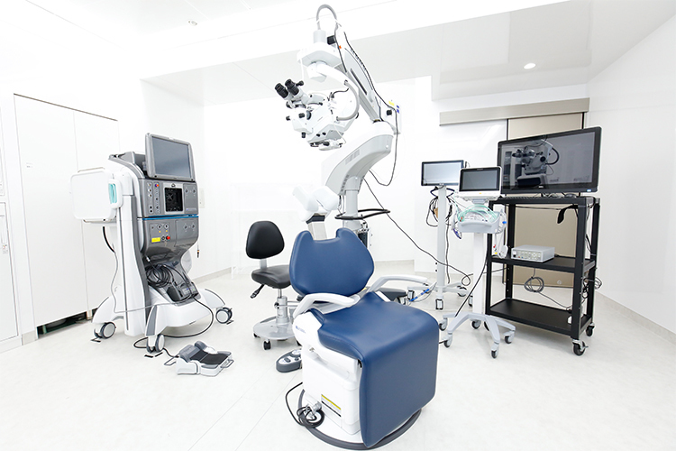 鷺沼うすい眼科 川崎市宮前区 顕微鏡を用いて手術を行う