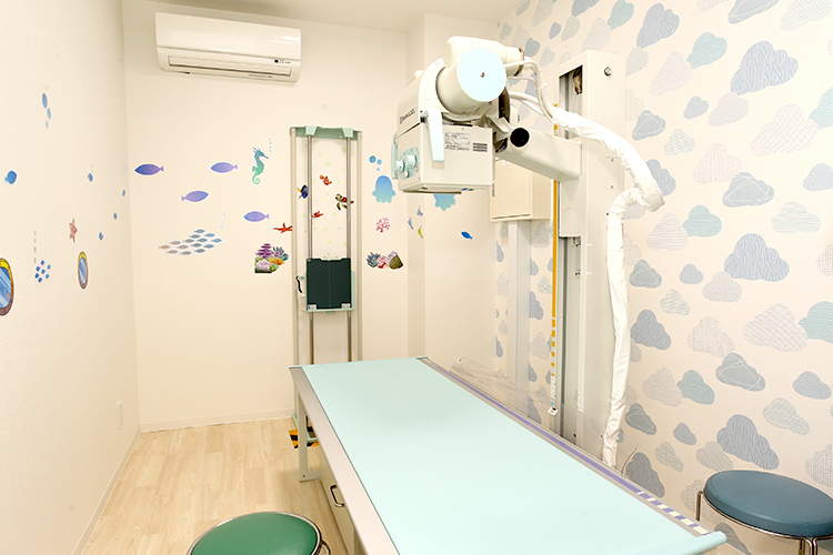 N.キッズファミリークリニック 西春日井郡豊山町 レントゲン室は水族館をイメージしている