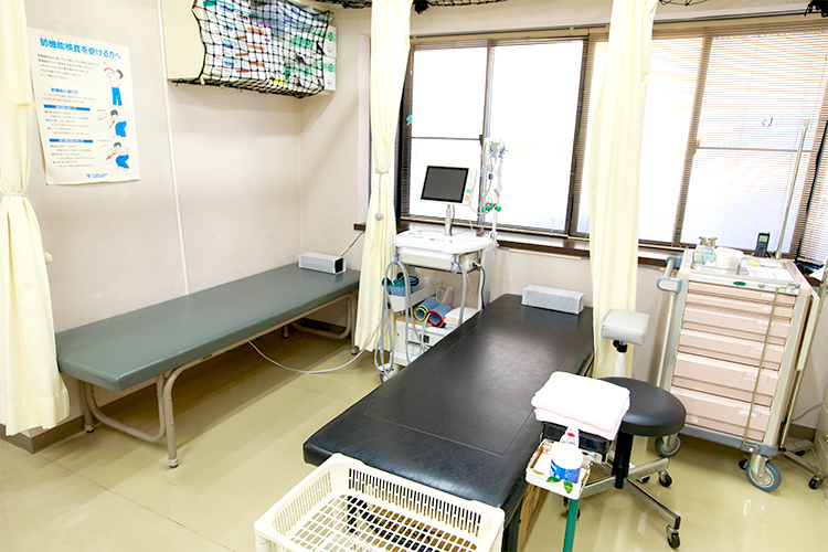 倉田医院 八王子市 処置室。地域住民の健康管理の場所として健康診断なども対応