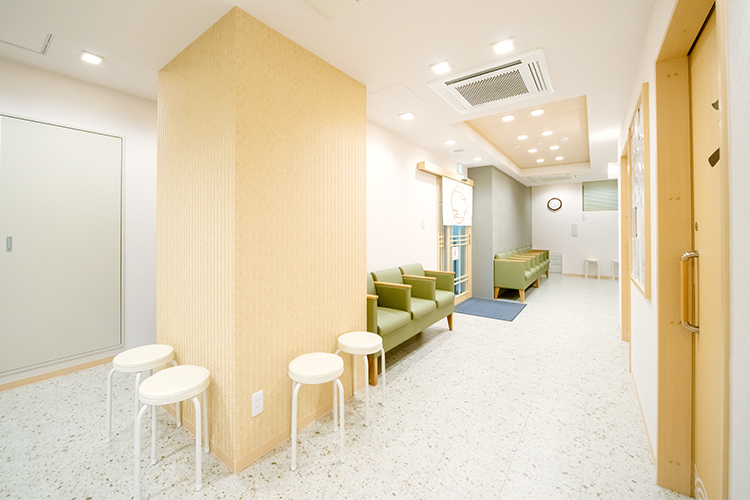 日本橋人形町整形外科 中央区 待合室は広々としておりリラックスできる空間