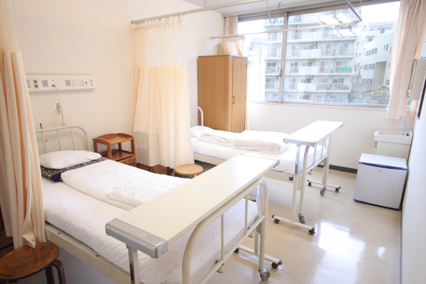 石井耳鼻咽喉科診療所 横浜市中区 鼻の手術を受ける患者のため、6床のベッドを有し入院設備も