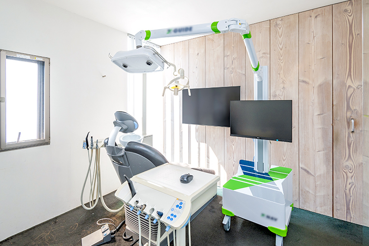 むらかわ歯科クリニック & LIFE SHIFT 矯正歯科 春日市 インプラント治療では、先進機器のガイドを使用している