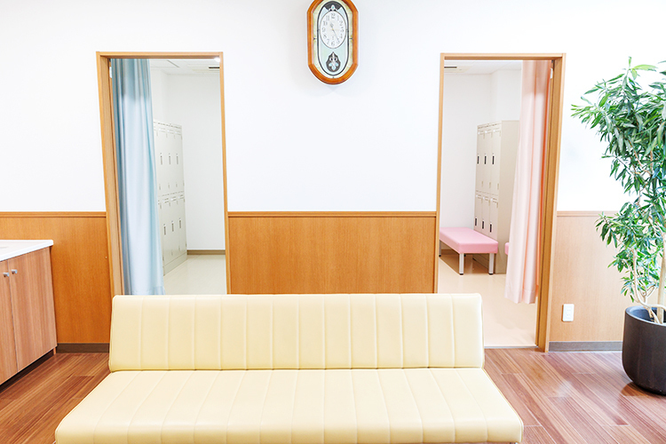こはし内科・腎クリニック 丸亀市 更衣室も備えた、透析患者専用の待合室