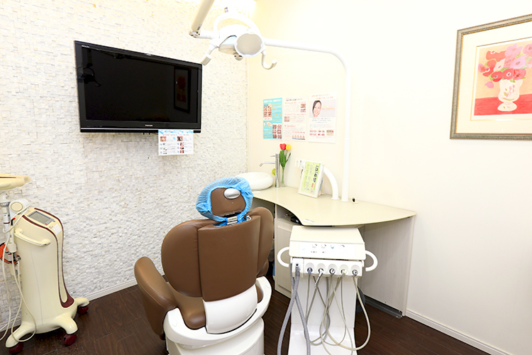 うおずみ歯科クリニック 額田郡幸田町 モニター画面に資料を提示しながら丁寧に説明