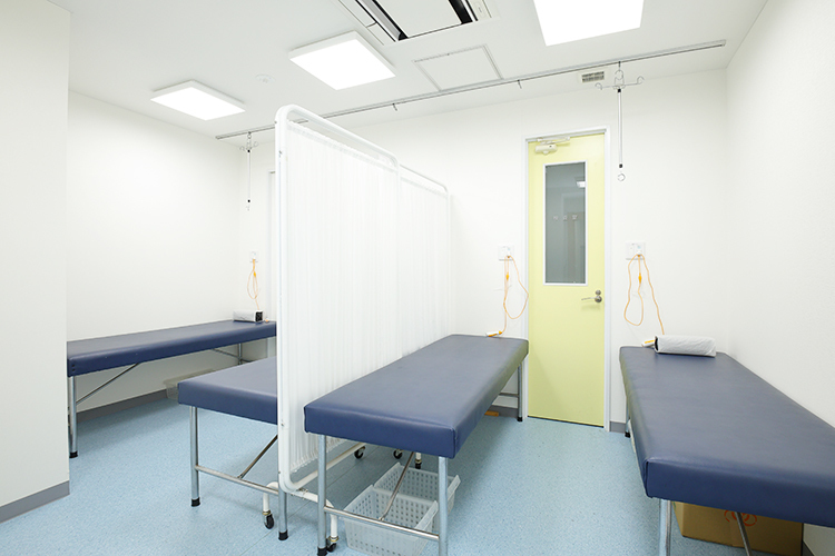 吉田クリニック 八尾市 患者一人ひとりに対しスタッフが丁寧に対応する