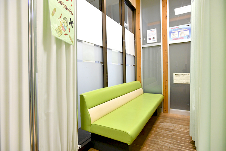 東松戸クリニック 松戸市 待合室には、カーテンで動線を分けた隔離ルームを設置