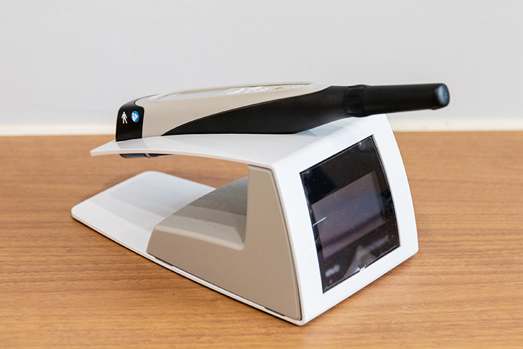 TOYOTA Kids＆Family Dental Clinic豊中岡町院 豊中市 初期の虫歯を確認できる検査機器など、充実の院内設備を備える