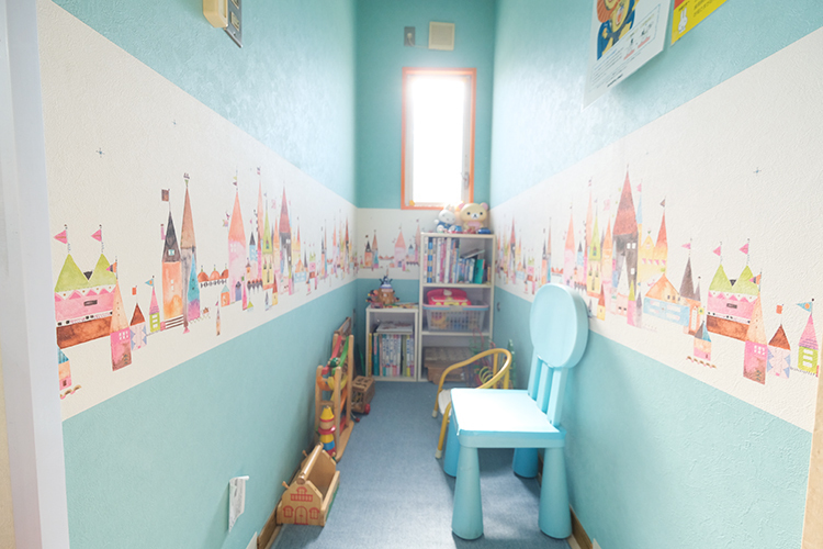 えきまえ歯科 北名古屋市 かわいい色合いのキッズスペース