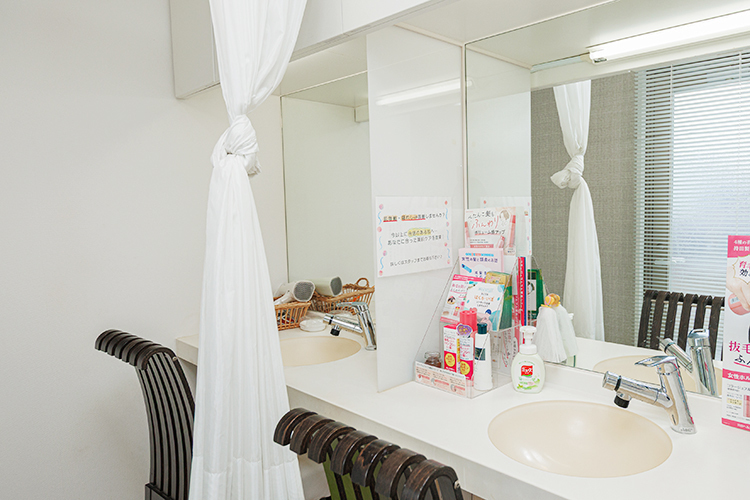 まつおクリニック 福岡市西区 美容皮膚科のフロアにはパウダールームを設置している