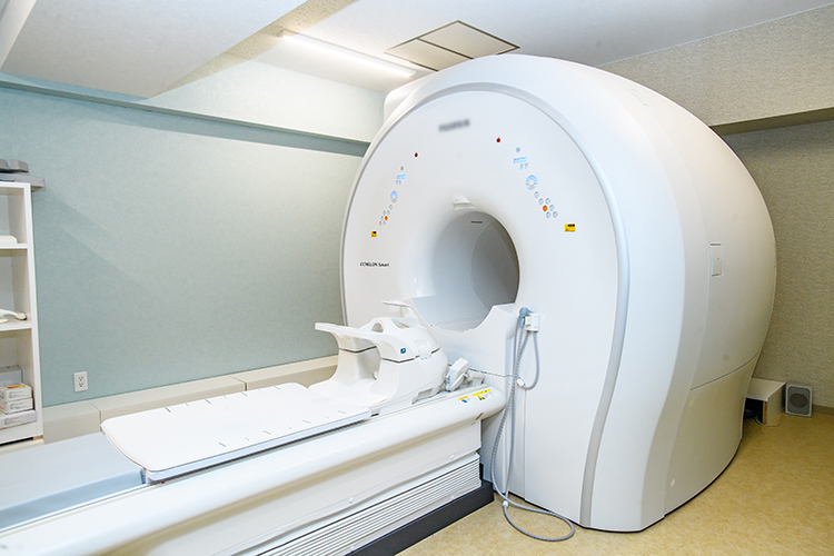 上田クリニック 横浜市神奈川区 院内には性能の高さにこだわったMRIを備えている