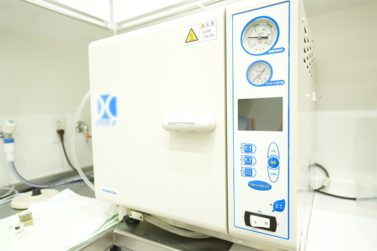 平塚あきやまデンタルクリニック 平塚市 ヨーロッパ規格の高圧蒸気滅菌機を設置
